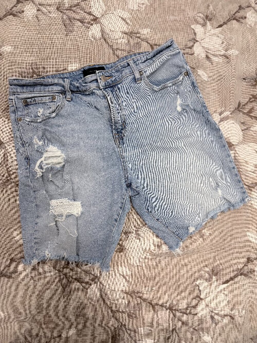 Aeropostale Denim Bermuda Shorts Womens 34 Light Wash Distressed Raw Hem Stretch